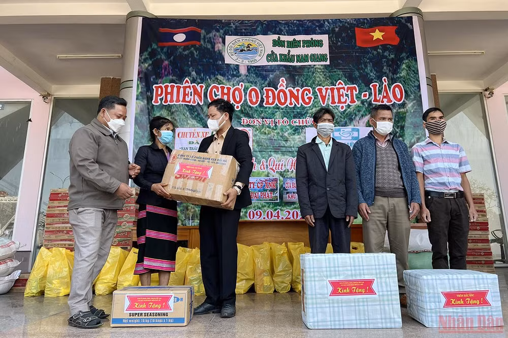 Quan hệ hữu nghị đặc biệt Việt - Lào: Tết của bạn là Tết của mình -0