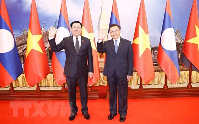 Chủ tịch Quốc hội Vương Đình Huệ và Chủ tịch Quốc hội Cộng hòa dân chủ nhân dân Lào Saysomphone Phomvihane tại lễ đón. (Ảnh: Doãn Tấn/TTXVN)