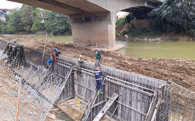 Công trình kè bờ phải sông Hiến, TP Cao Bằng (tỉnh Cao Bằng) đang được thi công.