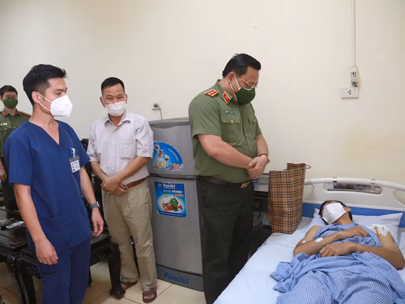 Trung tướng Nguyễn Hải Trung thăm hỏi sức khỏe Thượng úy Nguyễn Duy Khánh. 