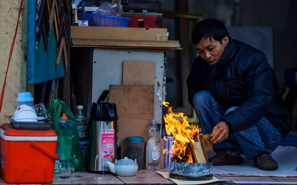 Người Hà Nội đốt lửa sưởi ấm giữa ban ngày trong đợt rét kỷ lục