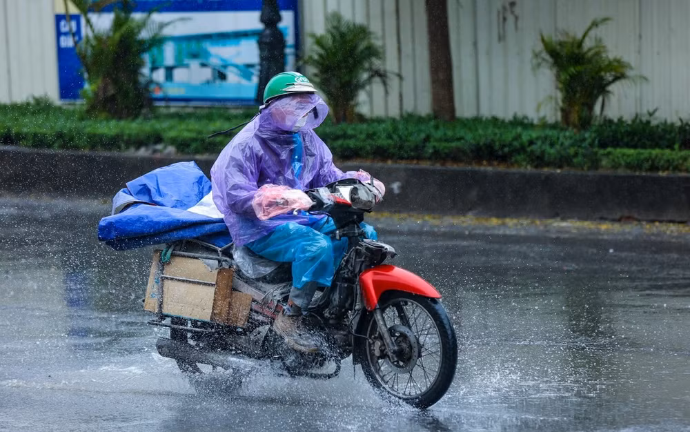 Người dân Hà Nội đốt lửa sưởi ấm giữa ban ngày trong đợt rét kỷ lục -0