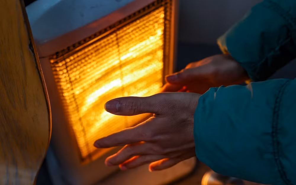 Người dân Hà Nội đốt lửa sưởi ấm giữa ban ngày trong đợt rét kỷ lục -0