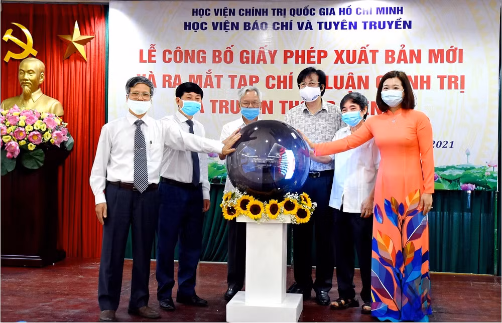 Lễ công bố Giấy phép xuất bản mới và ra mắt Tạp chí Lý luận chính trị và Truyền thông điện tử. 