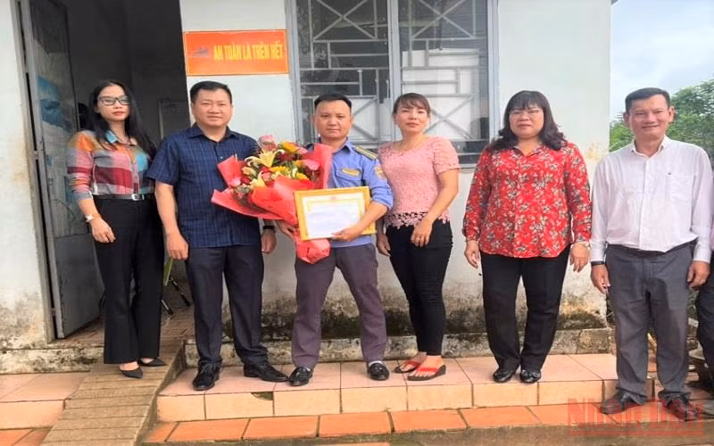Khen ngợi nhân viên đường sắt dũng cảm cứu người -0