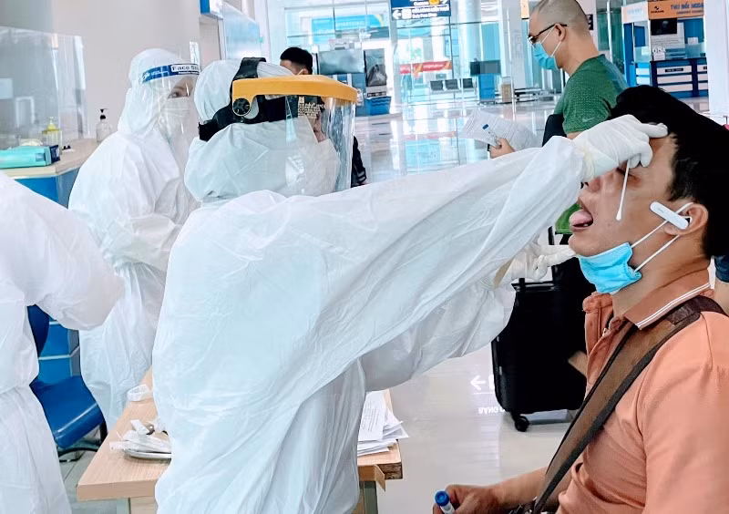 Lấy mẫu xét nghiệm SARS- CoV-2. (Ảnh minh họa)