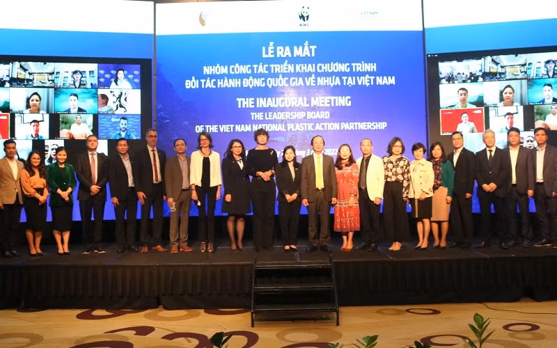 Ra mắt Nhóm công tác triển khai Chương trình Đối tác hành động quốc gia về nhựa tại Việt Nam. (Ảnh: baotainguyenmoitruong.vn)