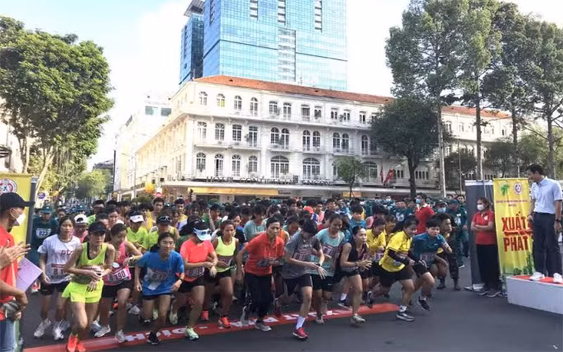 Các vận động viên tranh tài ở Giải việt dã truyền thống và Giải vô địch học sinh năm học 2021-2022. (Ảnh: CTV)