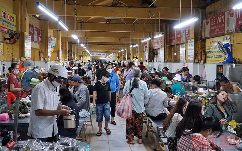 Chợ Cồn tất nập người ra vào mua sắm.