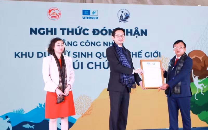 Đại diện Tổ chức Giáo dục, Văn hóa và Khoa học của Liên hợp quốc (UNESCO) và Bộ Ngoại giao trao Bằng công nhận Khu dự trữ sinh quyển thế giới Núi Chúa cho đại diện lãnh đạo tỉnh Ninh Thuận.