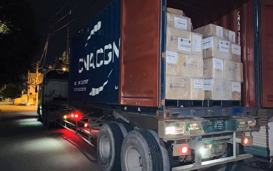 Container sách đầu tiên của Alpha Books sang Mỹ.