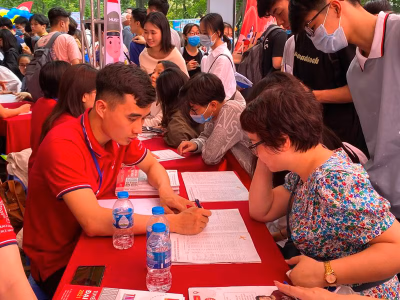 Cán bộ tuyển sinh Trường đại học Bách khoa Hà Nội tư vấn xét tuyển cho thí sinh, ngày 11/4.