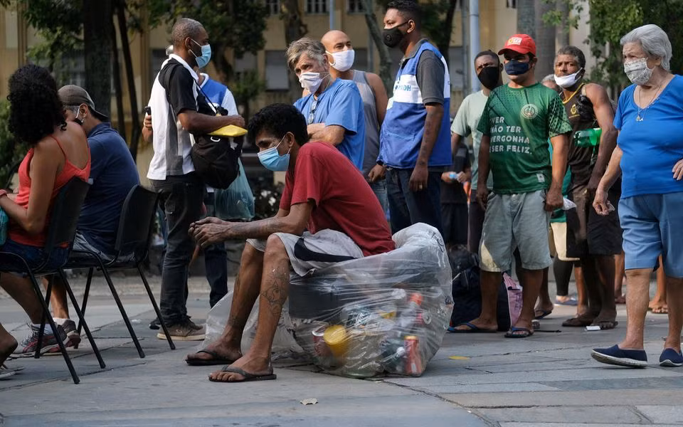 Người dân chờ tiêm ngừa Covid-19 trong chiến dịch tiêm chủng cho người vô gia cư ở Rio de Janeiro, Brazil, ngày 27/5/2021. Ảnh: REUTERS