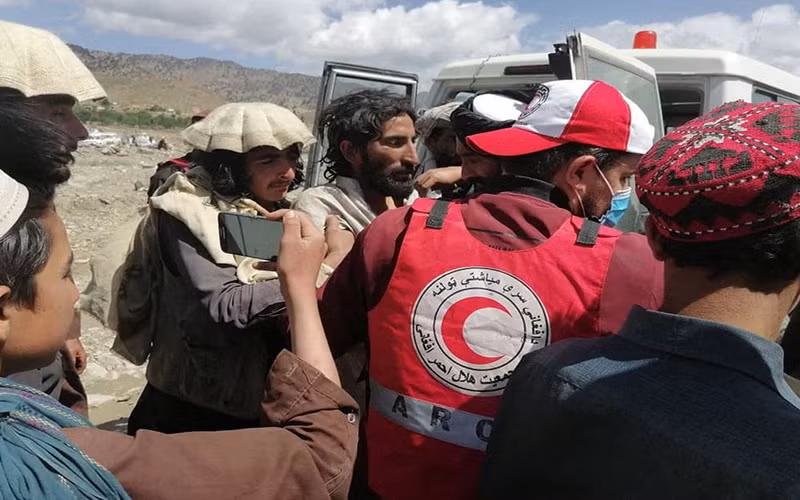 Các bác sĩ và tình nguyện viên của Hiệp hội Trăng lưỡi liềm đỏ Afghanistan đưa nạn nhân đến bệnh viện ở huyện Spera, tỉnh Khost, Afghanistan. (Ảnh: Hiệp hội Trăng lưỡi liềm đỏ Afghanistan)