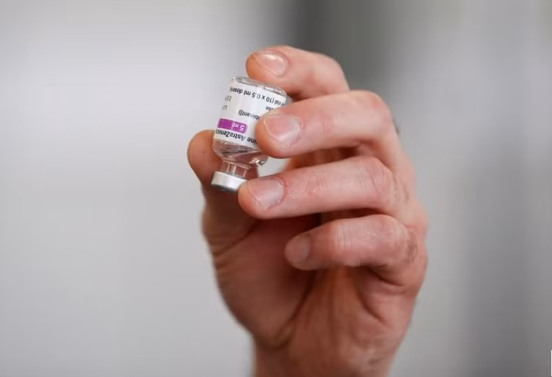 Một lọ vaccine Covid-19 của Oxford-AstraZeneca được chụp tại Anh ngày 4-2. Ảnh: Reuters.