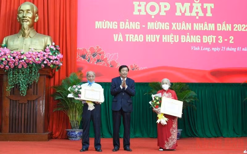 Anh_1_Bi_thu_Tinh_uy_trao_Huy_hi-1643086067529.JPG