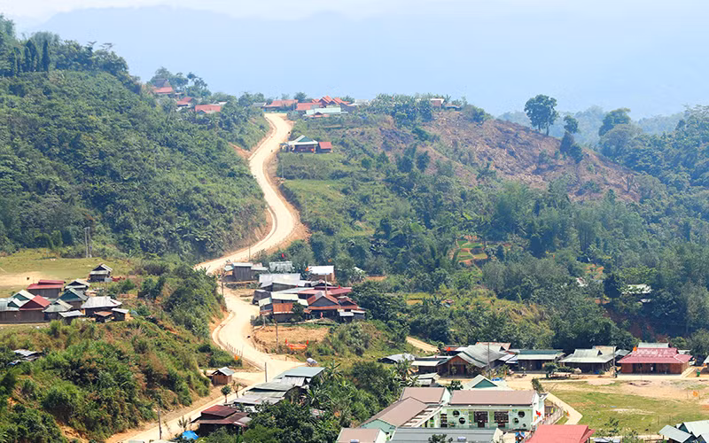 Khu tái định cư thôn Cha Lăng, xã Ch’ Ơm, huyện Tây Giang được xây dựng khang trang.
