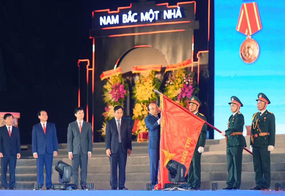 Chủ tịch nước Nguyễn Xuân Phúc trao Huân chương Hồ Chí Minh lần 2 cho quân và dân tỉnh Quảng Trị. (Ảnh: THÀNH ĐẠT)