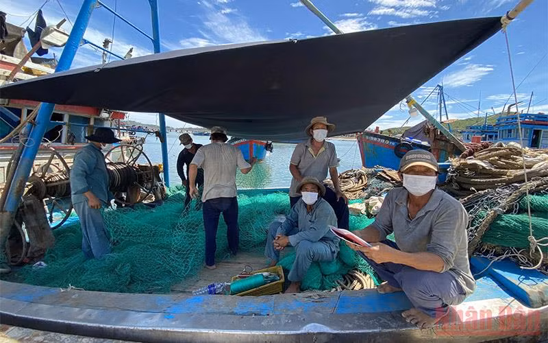 Chủ tàu QNg 94334 Phạm Văn Thơm mong muốn cách ly tại tàu vì không có khả năng lo chi phí cách ly cho anh em bạn thuyền.