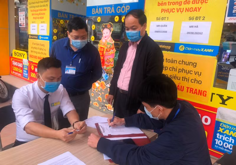 Lực lượng chức năng TP Hạ Long xử phạt cơ sở kinh doanh không tuân thủ các biện pháp phòng, chống dịch Covid-19.