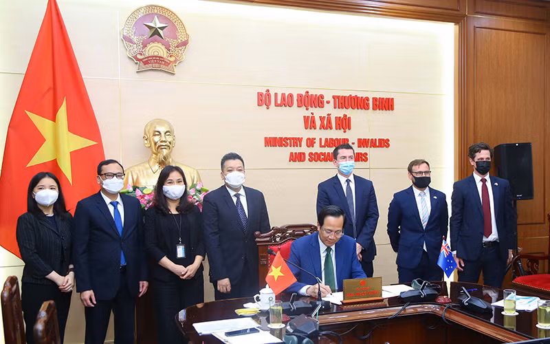 Bộ trưởng Lao động-Thương binh và Xã hội Đào Ngọc Dung ký Bản ghi nhớ (Ảnh: Molisa).