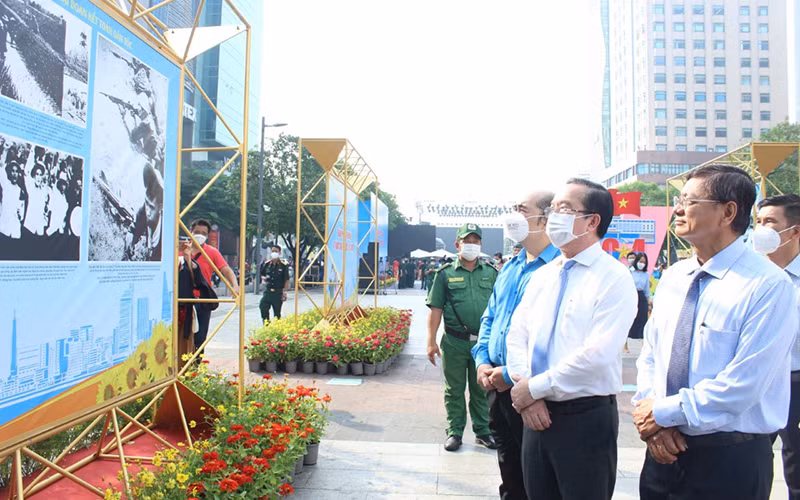 Các đại biểu tham quan triển lãm tại đường đi bộ Nguyễn Huệ.