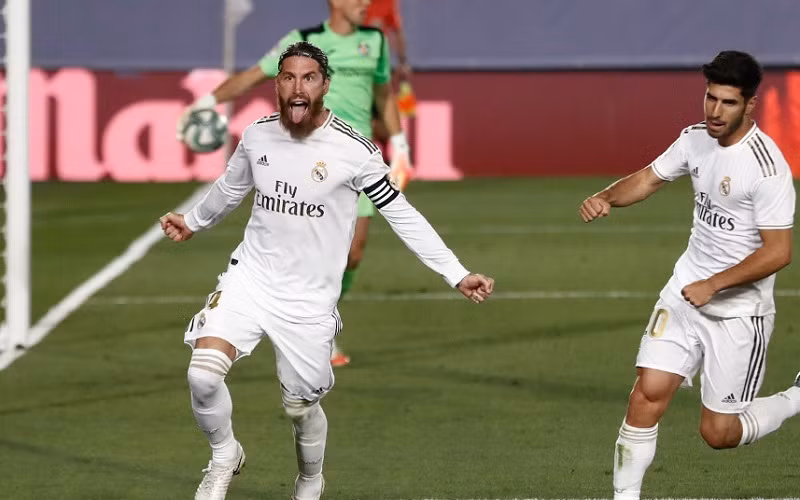 Sergio Ramos (trái) ghi bàn thắng duy nhất của trận đấu, giúp Real Madrid có chiến thắng quan trọng trên sân nhà trước Getafe. (Ảnh: Real Madrid CF) 