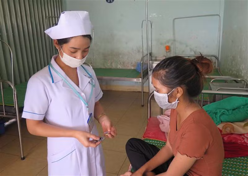 Bác sĩ hướng dẫn bệnh nhân lao uống thuốc tại Trung tâm y tế huyện Đăk Hà, tỉnh Kon Tum.