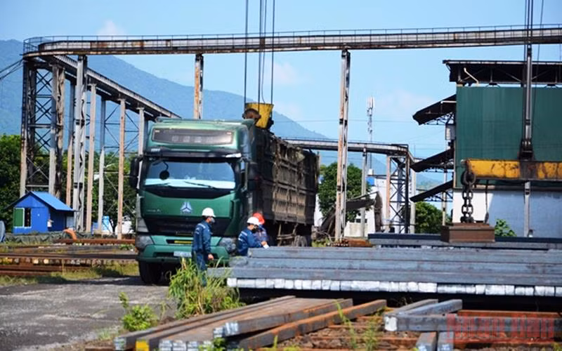 Hoạt động sản xuất tại Nhà máy Gang thép Việt-Trung, Khu công nghiệp Tằng Loỏng.