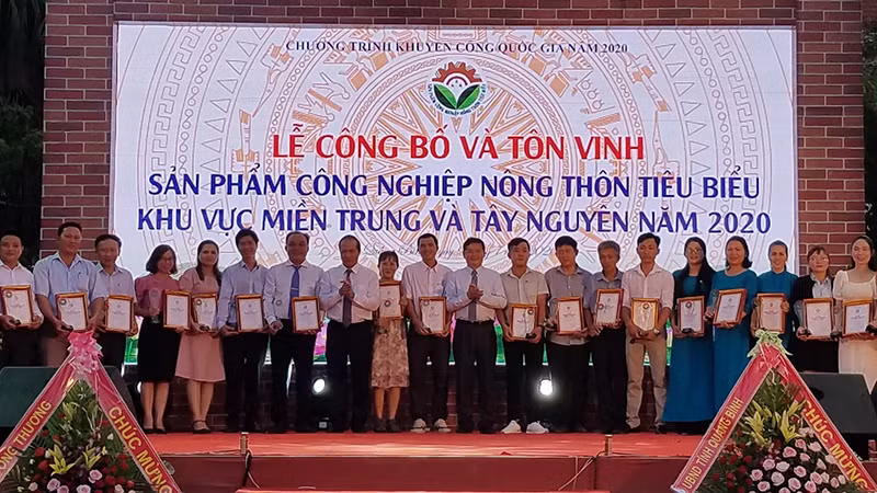 Lãnh đạo Bộ Công thương trao chứng nhận sản phẩm công nghiệp nông thôn tiêu biểu miền trung- Tây Nguyên cho các doanh nghiệp, cá nhân.