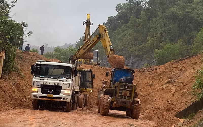 Các lực lượng tập trung giải phóng khối lượng đất đá sạt lở, cố gắng sớm thông xe trở lại. (Ảnh: Văn Dần)