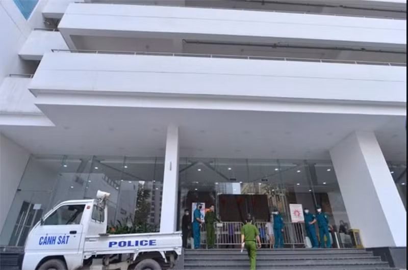 Lực lượng chức năng phong tỏa tòa nhà số 27 Lê Văn Lương, nơi ông Nguyễn Văn Thanh sinh sống. Ảnh: DT
