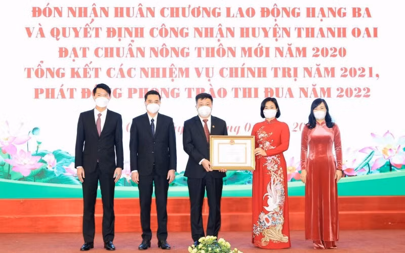 Phó Bí thư Thường trực Thành ủy Hà Nội Nguyễn Thị Tuyến trao quyết định công nhận huyện đạt chuẩn nông thôn mới năm 2020 cho lãnh đạo huyện Thanh Oai. (Ảnh: Ngọc Ánh)