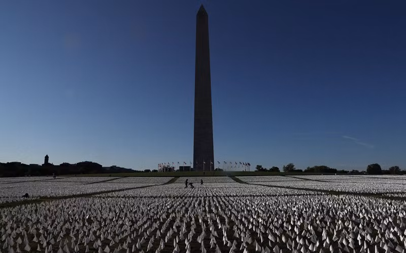 Triển lãm “In America: Remember” do nghệ sĩ Suzanne Brennan Firstenberg thực hiện được đặt ở khu vực công viên National Mall, Mỹ. (Ảnh: Reuters)