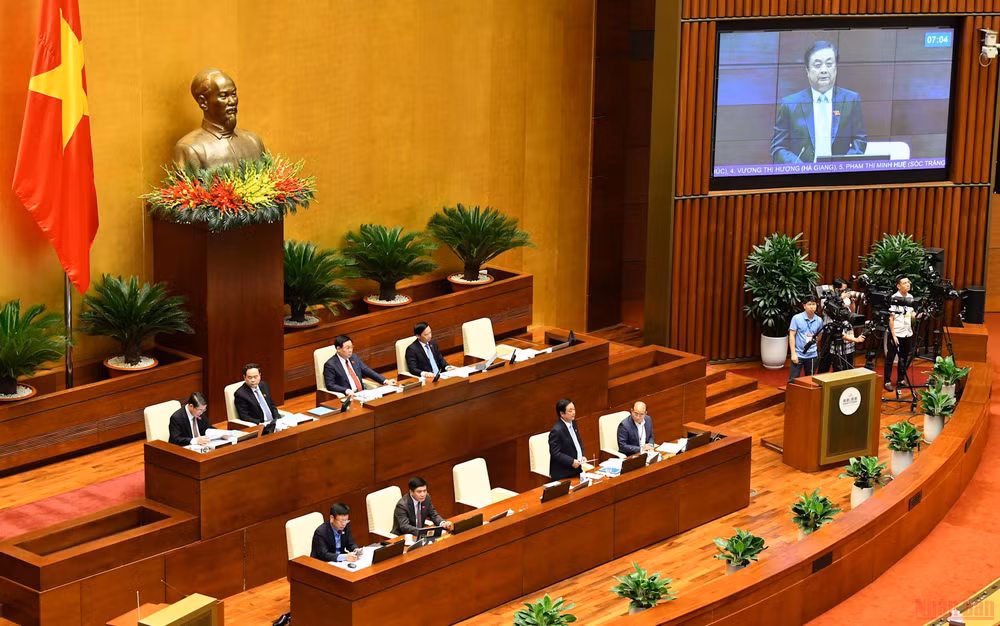 Bộ trưởng Nông nghiệp và Phát triển Nông thôn Lê Minh Hoan trả lời chất vấn nhóm vấn đề đầu tiên tại phiên chất vấn chiều 7/6. (Ảnh: LINH KHOA)