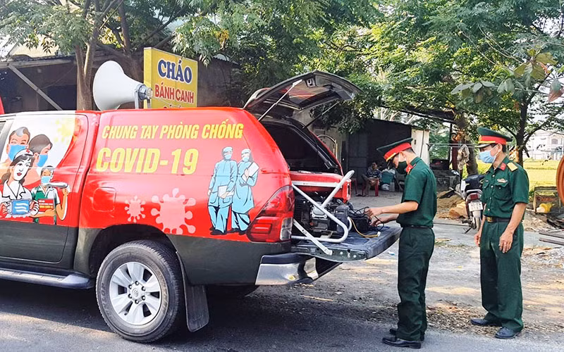 Lực lượng chức năng tiến hành tuyên truyền, truy vết và xử lý các ổ dịch mới phát sinh