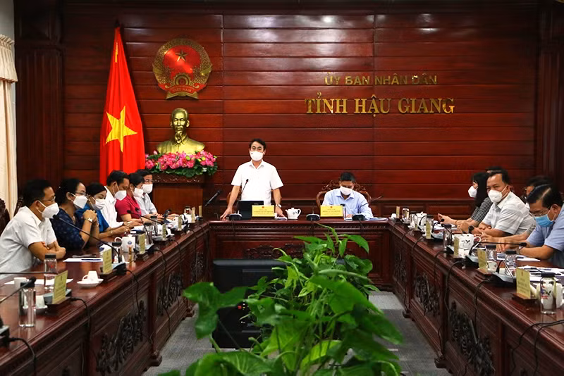 Bí thư Tỉnh ủy Hậu Giang Nghiêm Xuân Thành chỉ đạo tại cuộc họp.