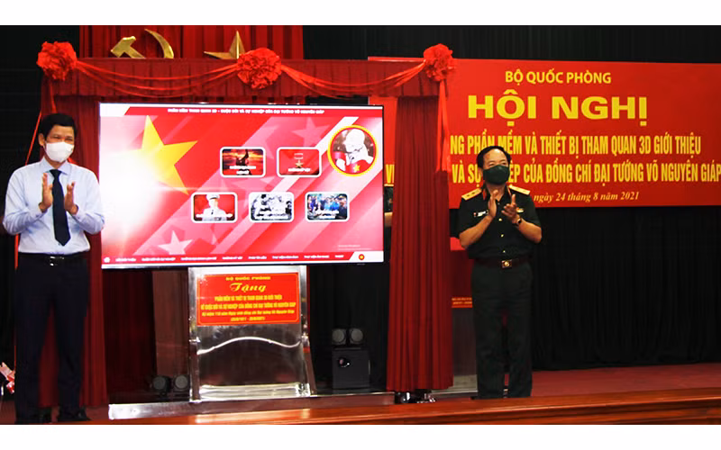 Lãnh đạo Tổng cục Chính trị Quân đội nhân dân Việt Nam trao tặng phần mềm và thiết bị tham quan 3D về Đại tướng Võ Nguyên Giáp cho tỉnh Quảng Bình.