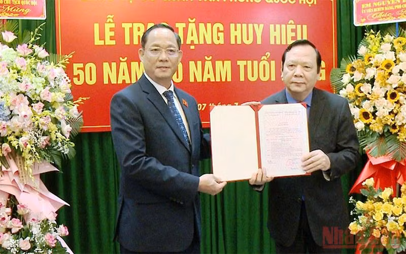 Đồng chí Trần Quang Phương trao huy hiệu 50 năm tuổi Đảng cho Thượng tướng Huỳnh Ngọc Sơn. 