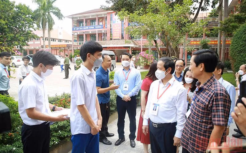 Bộ trưởng Giáo dục và Đào tạo Nguyễn Kim Sơn kiểm tra thực tế tại điểm thi Trường THPT chuyên Lê Quý Đôn.