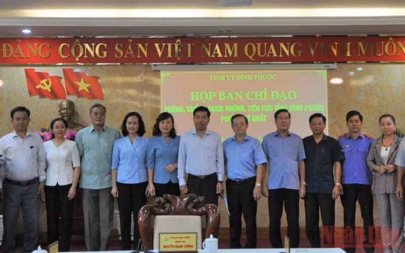 Các thành viên Ban chỉ đạo phòng, chống tham nhũng, tiêu cực tỉnh Bình Phước.