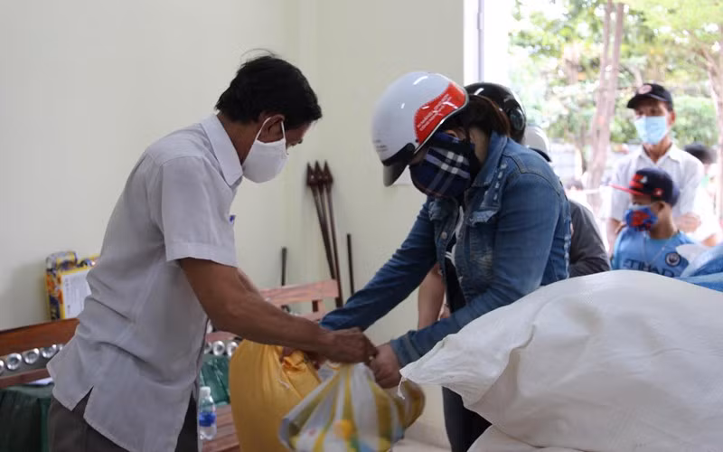 Người lao động khó khăn nhận hỗ trợ gạo, nhu yếu phẩm ở Đà Nẵng.