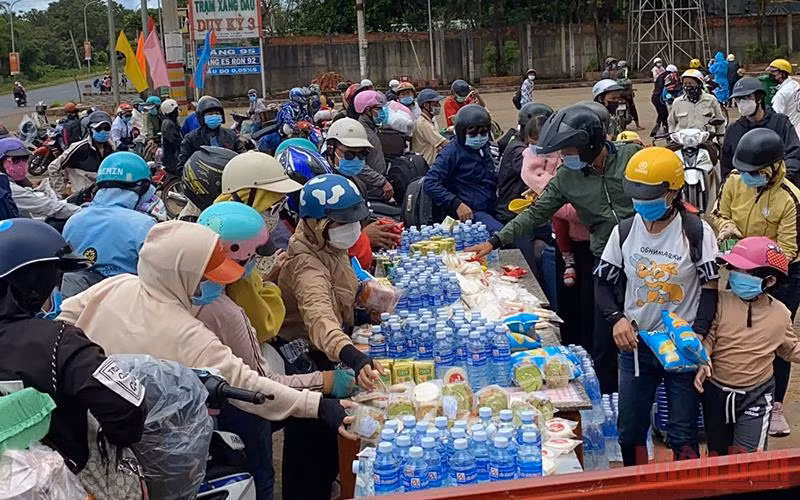 Bình Phước hỗ trợ người dân di chuyển qua địa bàn -0