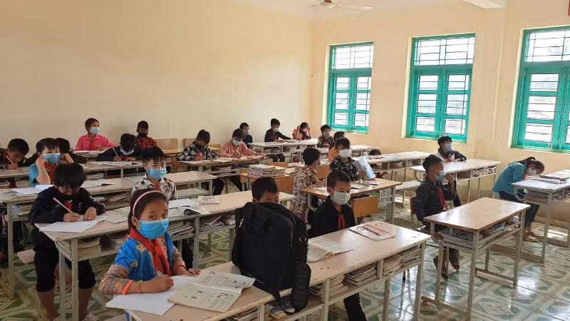 Thực hiện nghiêm quy định phòng dịch, 100% học sinh Trường PTDT bán trú - THCS Phì Nhừ đều đeo khẩu trang trong giờ học.