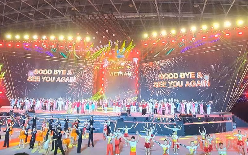 Quang cảnh Lễ bế mạc SEA Games 31. (Ảnh: KHIẾU MINH)