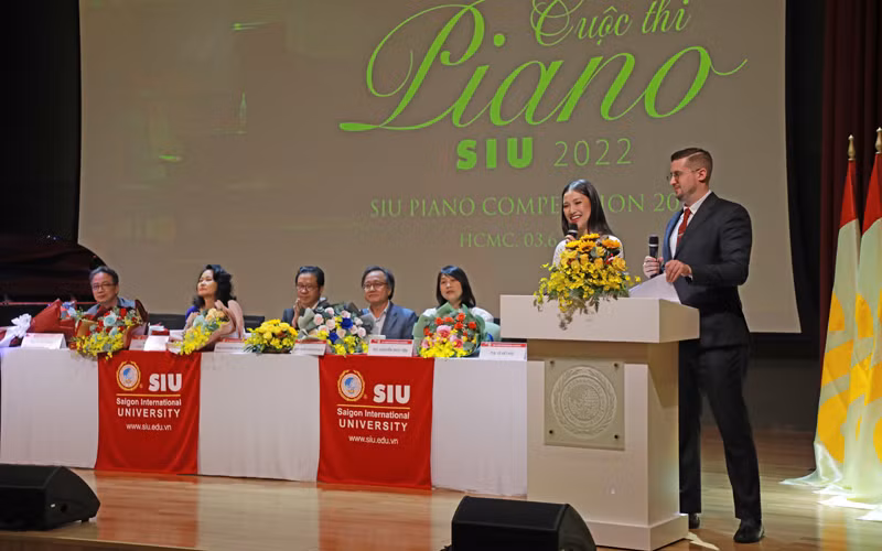 Ban giám khảo Cuộc thi Piano SIU mùa đầu tiên đang trao đổi về thể lệ chương trình.