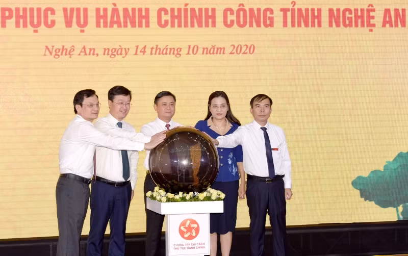 Bấm nút khai trương Trung tâm. 