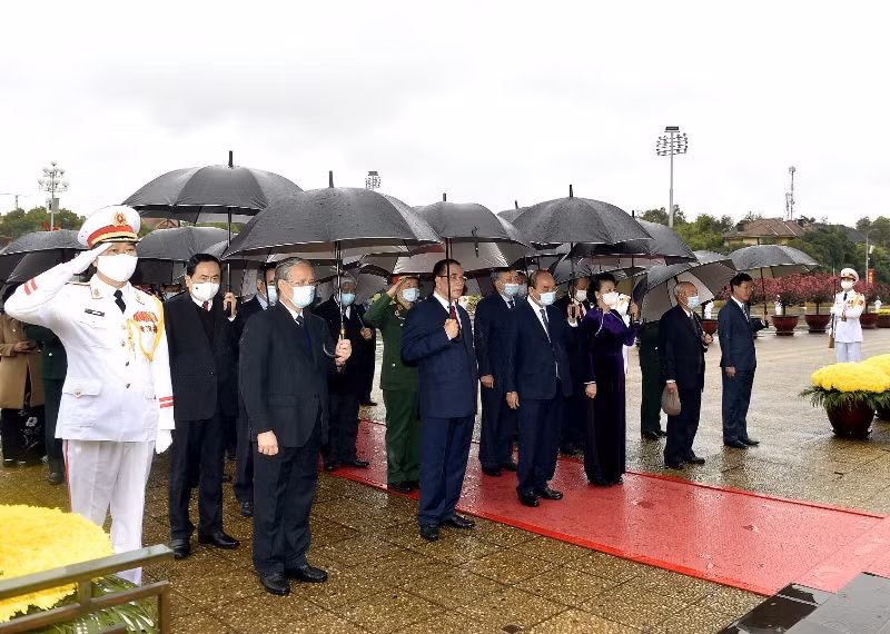 Các đồng chí lãnh đạo Đảng, Nhà nước, nguyên lãnh đạo Đảng, Nhà nước vào Lăng viếng Chủ tịch Hồ Chí Minh.
