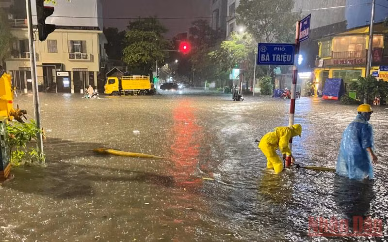 Hà Nội mưa lớn, nhiều tuyến phố ngập sâu -0