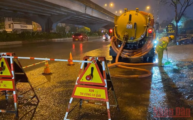 Hà Nội mưa lớn, nhiều tuyến phố ngập sâu -0